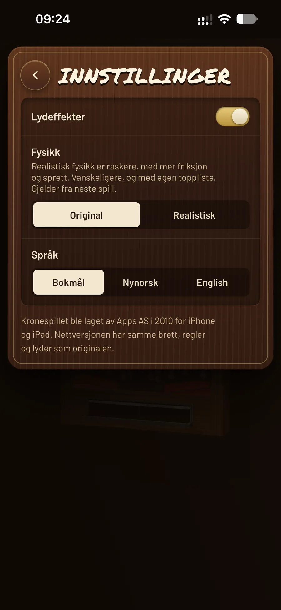 Kronespillet settings on a phone: sound effects, a choice between original and realistic physics, and a language choice between Bokmål, Nynorsk and English.